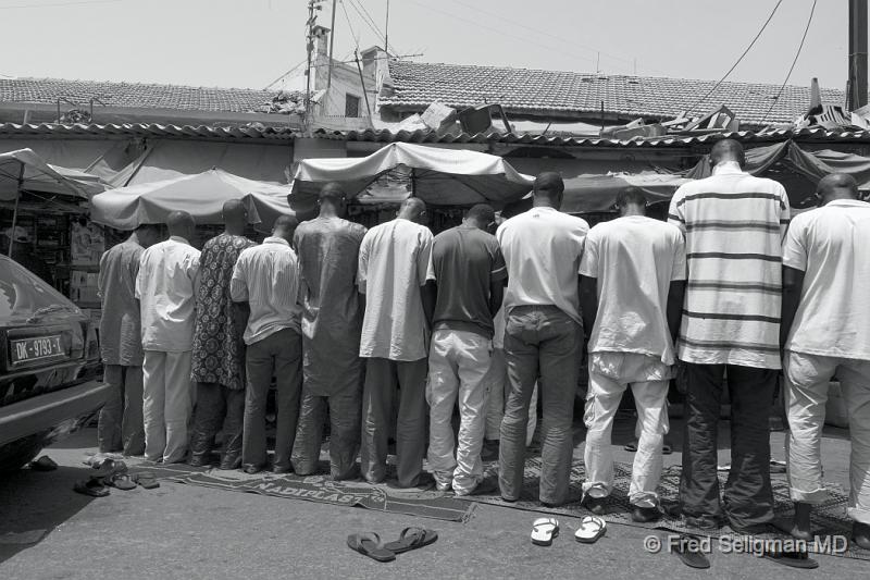 20090528_140131 D300 P2.jpg - Commerce stops for prayer 5 times daily, at Market, Dakar